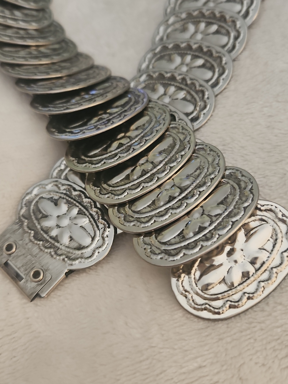 Vintage 1980s Silver Floral Oval Metal Concho Festival Stretch Belt - Picture 3 of 7